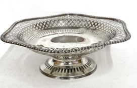 Edward VII silver pencil dish of scalloped form with pierced sides and applied gadroon edge,