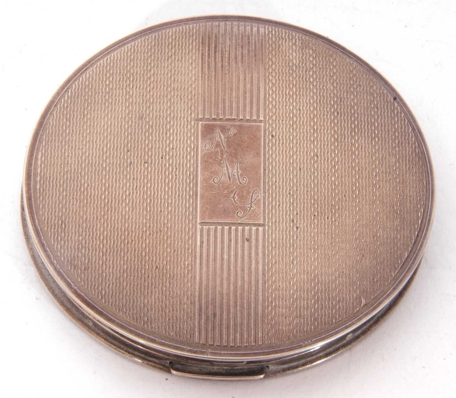 George VI circular compact with banded engine turned decoration having internal mirror and powder - Image 2 of 4