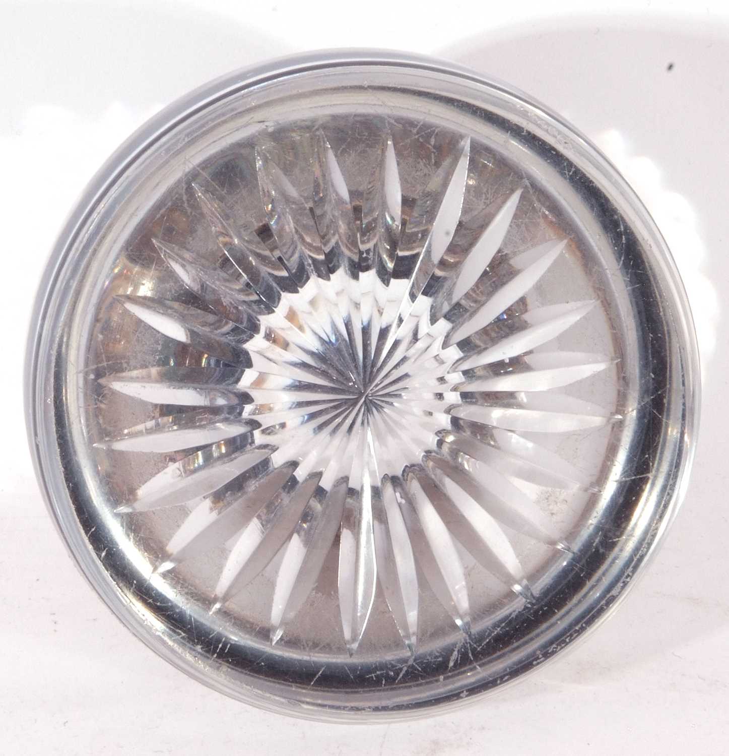 Circular clear glass inkwell with star cut base, hinged silver lid with embossed floral and - Image 4 of 4