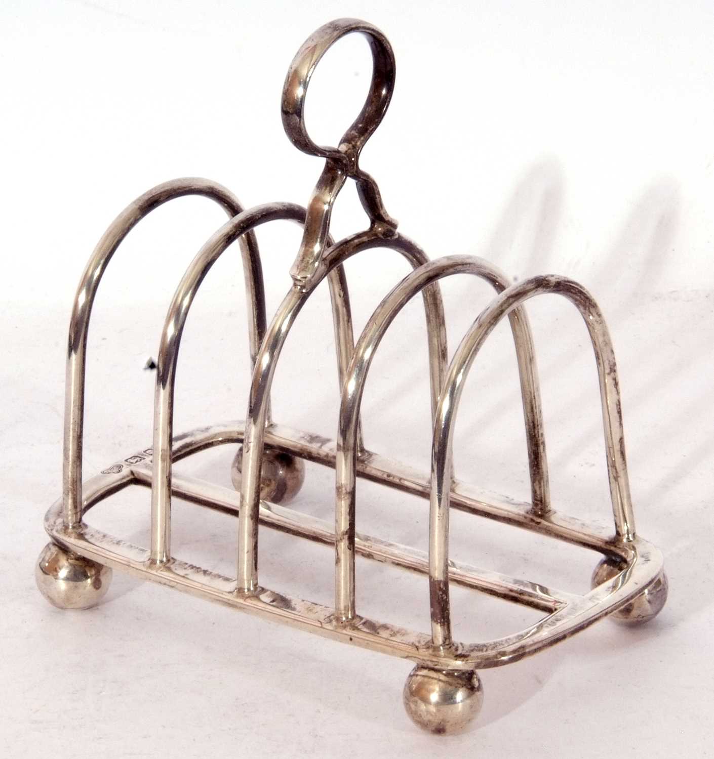 Heavy gauge George V toast rack, having five wire work hooped bars to a rectangular base with