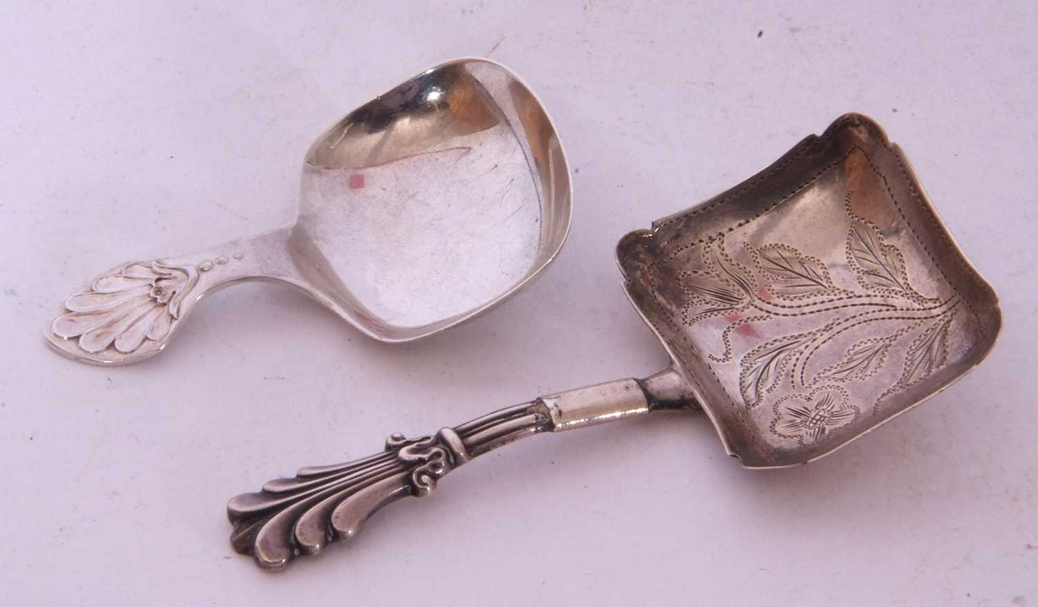 Mixed Lot: William IV silver caddy spoon with rectangular bowl with floral decoration, maker's - Image 2 of 3