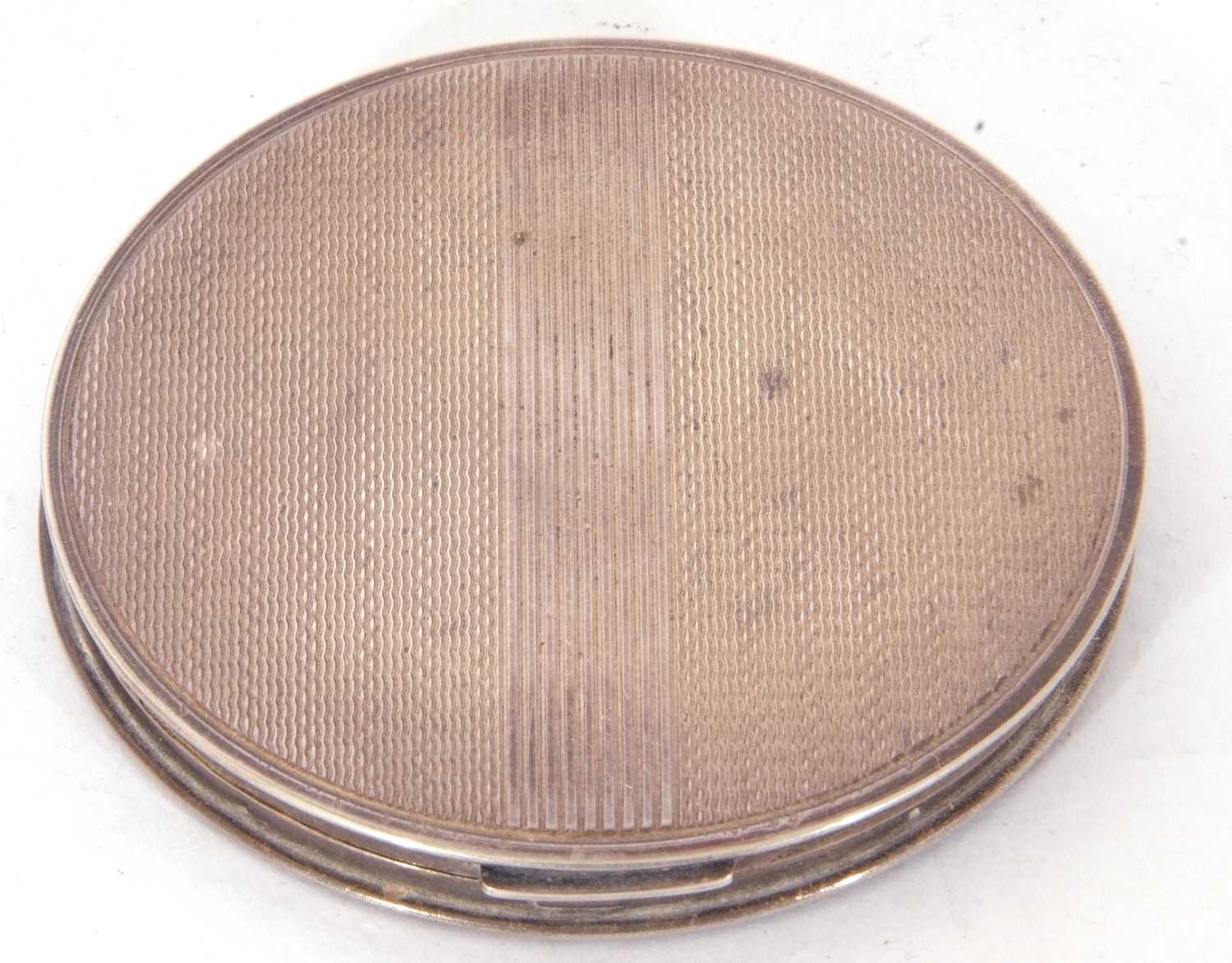 George VI circular compact with banded engine turned decoration having internal mirror and powder - Image 3 of 4