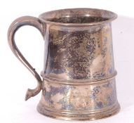 Good quality George V half pint tankard in early 18th century style, of slightly tapering