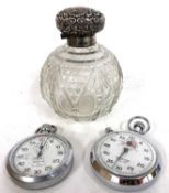 Mixed Lot: Edward VII cut glass scent bottle of globular form with hinged embossed shell and