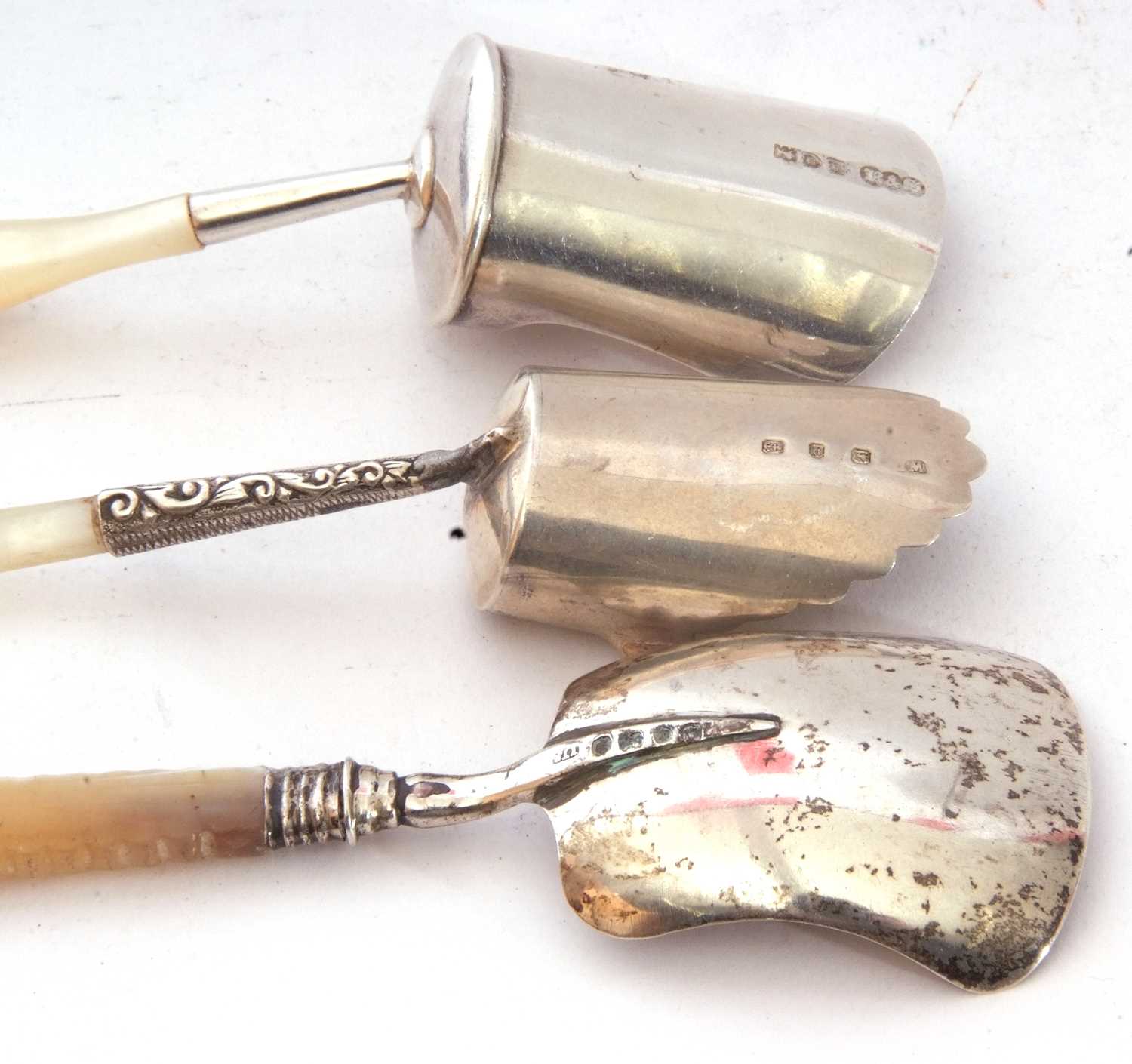 Mixed Lot: three mother of pearl handled and silver caddy spoons/shovels to include a George V - Image 3 of 3