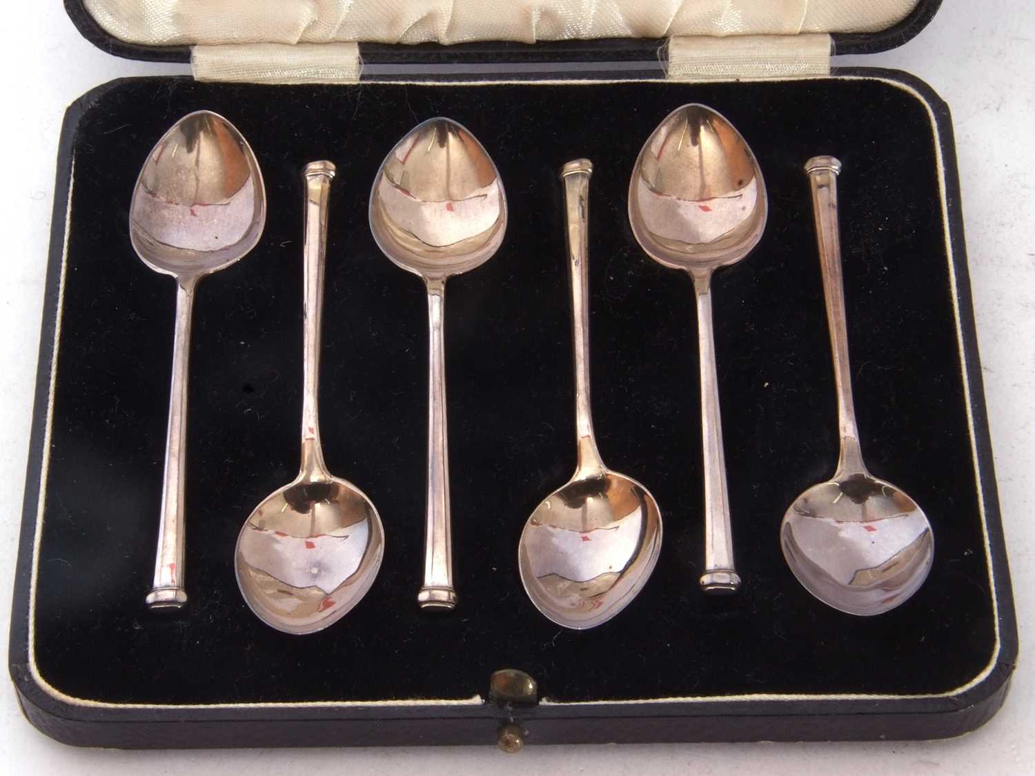 Cased set of six silver tea spoons, Birmingham 1934, maker's mark William Hare Haseler