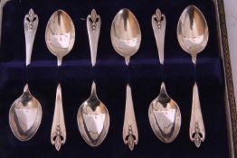 Cased set of six silver tea spoons, Birmingham 1915, maker's mark Henry Williamson Ltd
