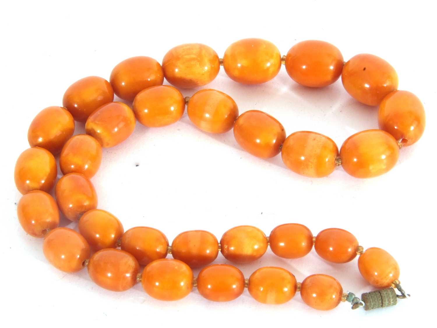 Graduated amber bead necklace, a single row of butterscotch coloured drum shaped beads, 1-15cm diam, - Image 2 of 2