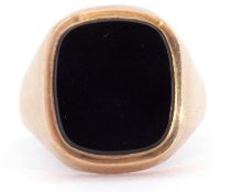 Gents 9ct gold black onyx set signet ring, London 1967, size T