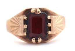 9ct gold garnet set ring, the rectangular cut garnet cardinal set between engraved shoulders, size