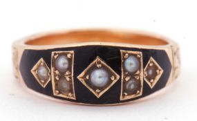 Victorian mourning ring, the top section set with seven small graduated seed pearls within a black
