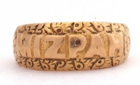 18ct gold Mizpah ring, the top section engraved 'Mizpah' and having chased and engraved