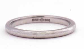 Platinum wedding ring of plain polished design, stamped 950, 3gms, size J/K