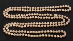 Cultured pearl necklace of opera length, beads of uniform size, 70cm long