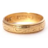 18ct gold wedding ring with chased detail, Birmingham 1971, 3.7gms, size M