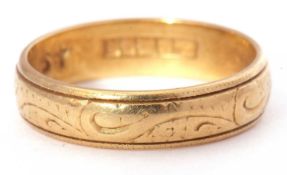18ct gold wedding ring with chased detail, Birmingham 1971, 3.7gms, size M
