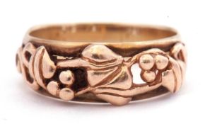 Modern 9ct gold ring, the top openwork section applied with a leaf and berry design, London 1971,