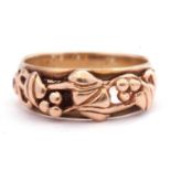 Modern 9ct gold ring, the top openwork section applied with a leaf and berry design, London 1971,