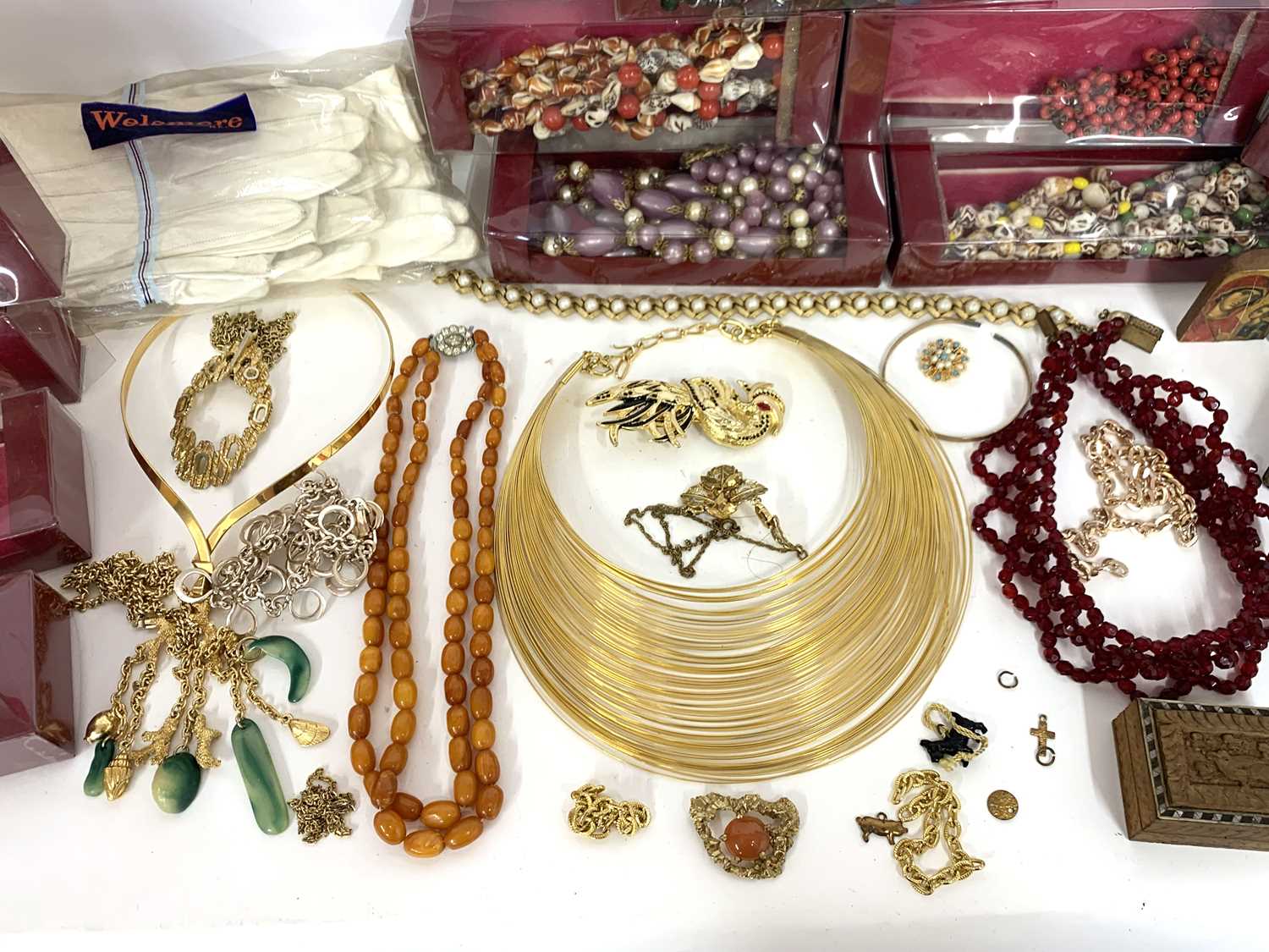 Large quantity of costume jewellery to include bead necklaces, brooches, pendants, rings etc - Image 3 of 7