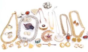 Small quantity of costume jewellery to include necklaces, earrings, brooches, pendants etc