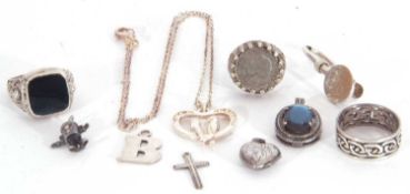 Mixed lot of mainly modern white metal jewellery to include three rings, bird pendant, necklaces,