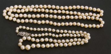 Single row of cultured pearls of graduated size 4-8mm, to a white 9ct stamped clasp centring a small
