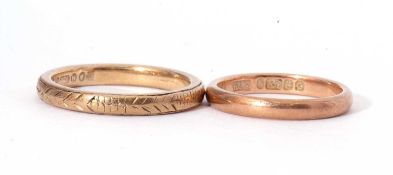 Two hallmarked 9ct gold wedding rings, one of plain polished design, the other with chased detail,