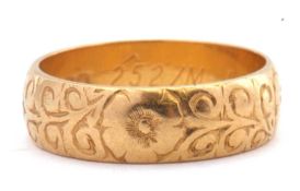 18ct gold ring chased and engraved throughout with scrolls and flowers, London 1967, 5.2gms, size M