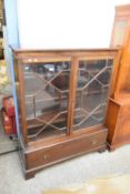 20TH CENTURY MAHOGANY ASTRAGAL GLAZED BOOKCASE CABINET WITH SINGLE DRAWER TO BASE, 110CM WIDE