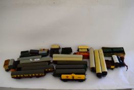 00 GAUGE MODEL RAILWAY, COLLECTION VARIOUS CARRIAGES AND ROLLING STOCK TO INCLUDE HORNBY TRI-ANG