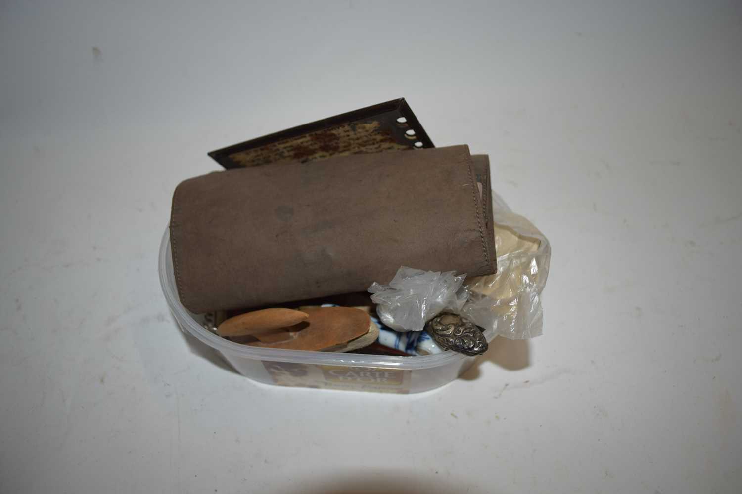 BOX OF MIXED ITEMS TO INCLUDE PAPER KNIVES, FOLDING RULER, COPPER VESTA CASE, HANDY GAUGE FOR