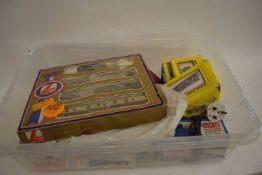 BOX OF 00 GAUGE MODEL RAILWAY ITEMS TO INCLUDE LEMA GOLDEN SERIES BOXED SET, VARIOUS AIRFIX KITS