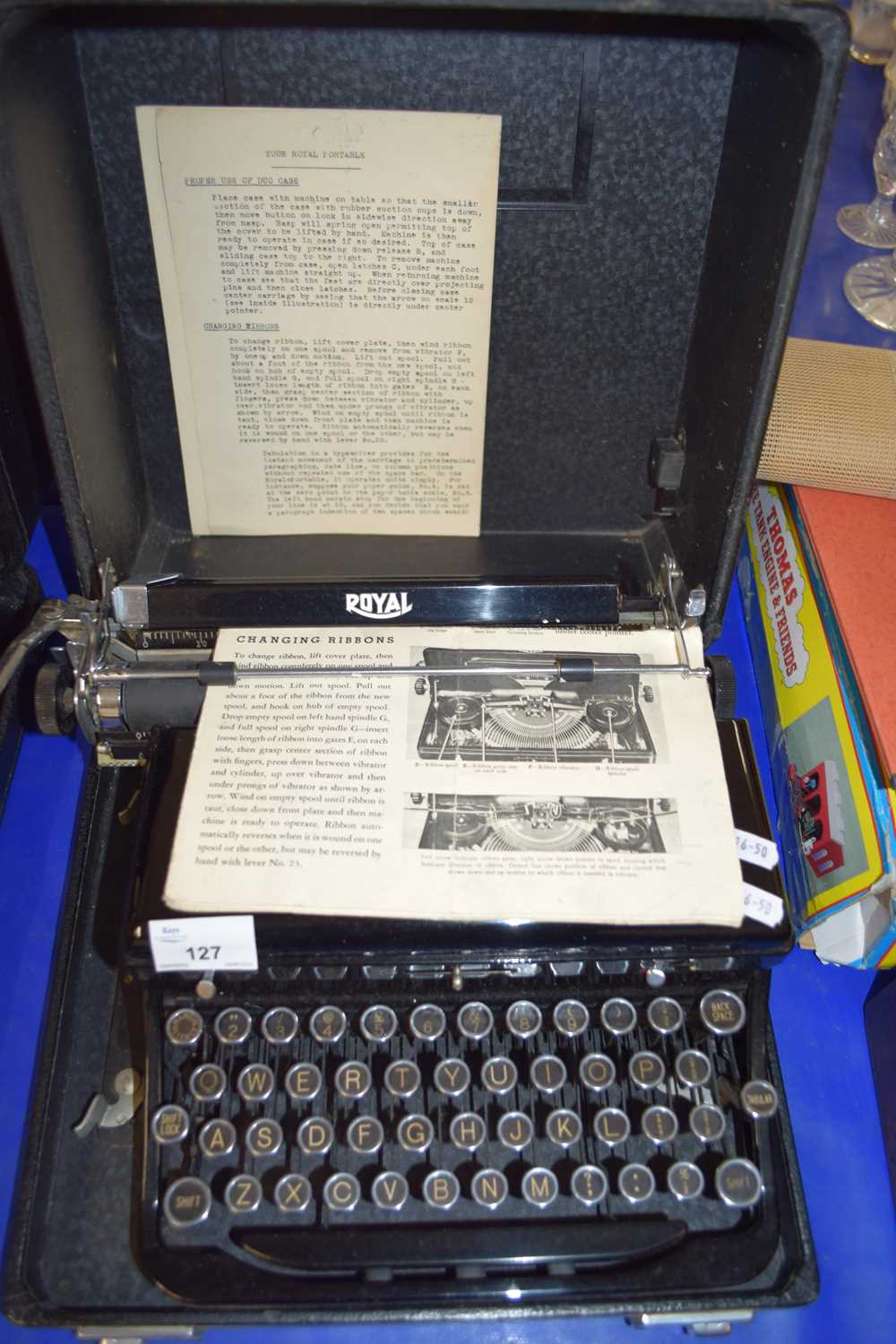 VINTAGE ROYAL TYPEWRITER WITH CASE