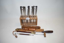 VARIOUS WOOD WORKING TOOLS TO INCLUDE HILDITCH OF SHEFFIELD CHISELS, FOLDING WOODEN RULER ETC