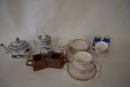 VARIOUS CERAMICS TO INCLUDE CORNISH WARE STYLE SALT AND PEPPER POTS, HAMMERSLEY & CO TEA WARES,