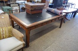 LARGE EDWARDIAN OAK LIBRARY TABLE WITH FOUR FRIEZE DRAWERS TO EACH SIDE RAISED ON TAPERING LEGS,