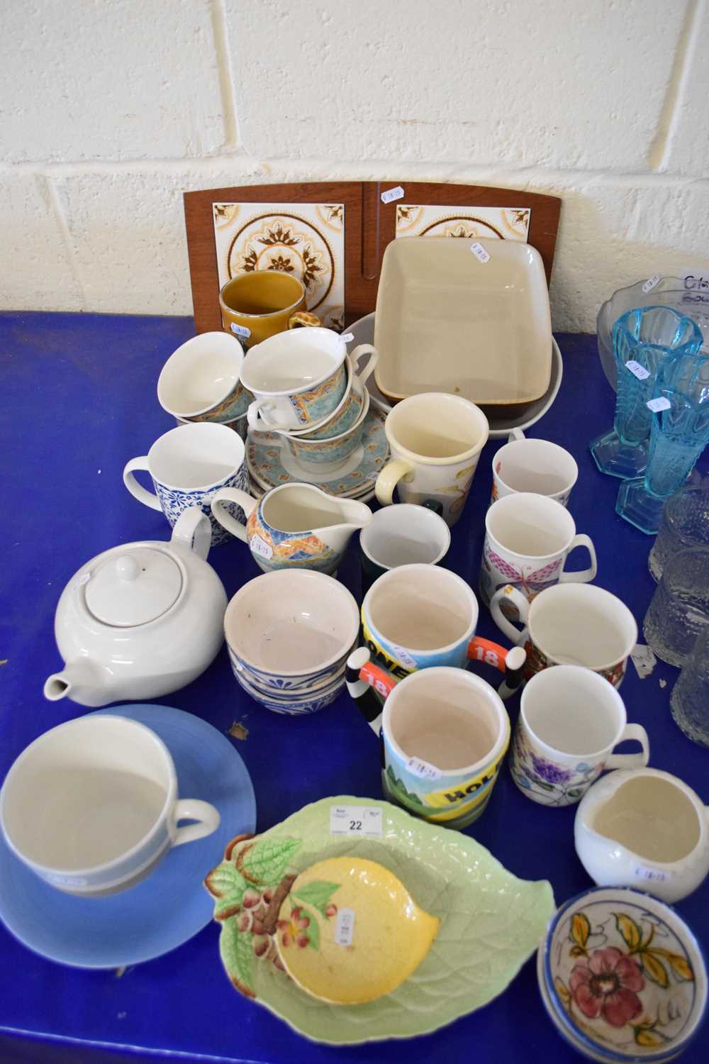 VARIOUS CERAMICS TO INCLUDE CARLTON WARE LEAF FORMED DISHES, VARIOUS MUGS, KITCHEN WARES, TILED
