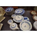 VARIOUS BLUE AND WHITE WARES TO INCLUDE REPRODUCTION WEDGWOOD QUEENS WARE PLATE, SPODE BLUE