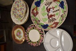 VARIOUS CERAMICS TO INCLUDE A ROYAL ALBERT PITCHER PLANT PATTERN PLATE, OTHER DECORATED PLATES TO
