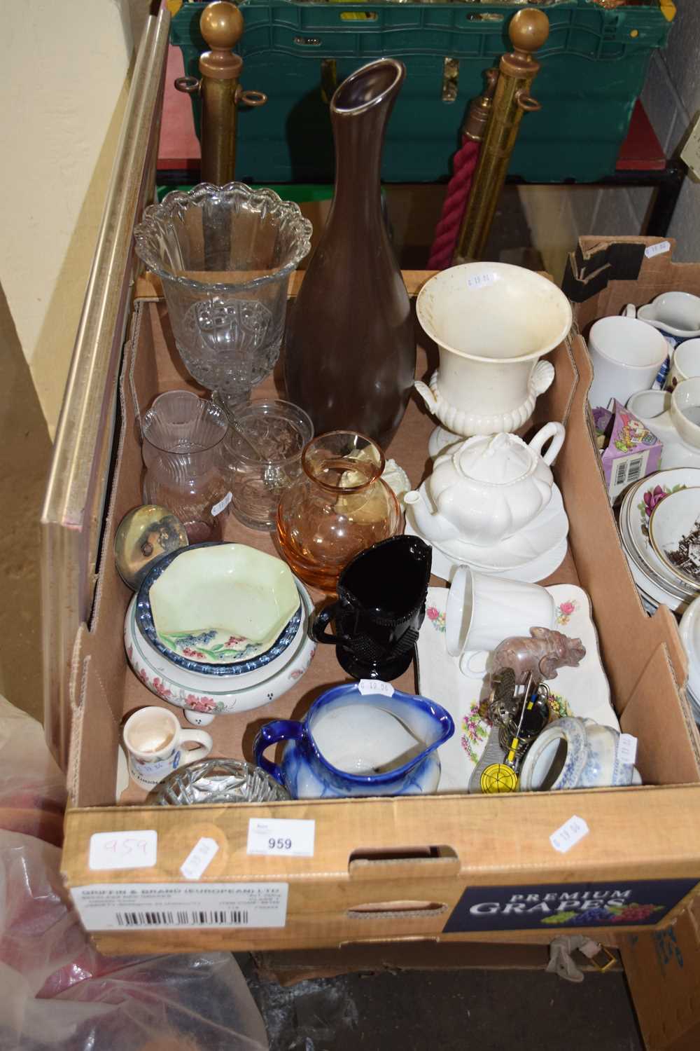 ONE BOX VARIOUS ASSORTED CERAMICS, GLASS WARES ETC TO INCLUDE A SHELLEY TEAPOT AND OTHER ITEMS