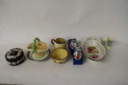 MIXED LOT VARIOUS DECORATED CERAMICS TO INCLUDE WEDGWOOD JASPERWARE TRINKET BOX