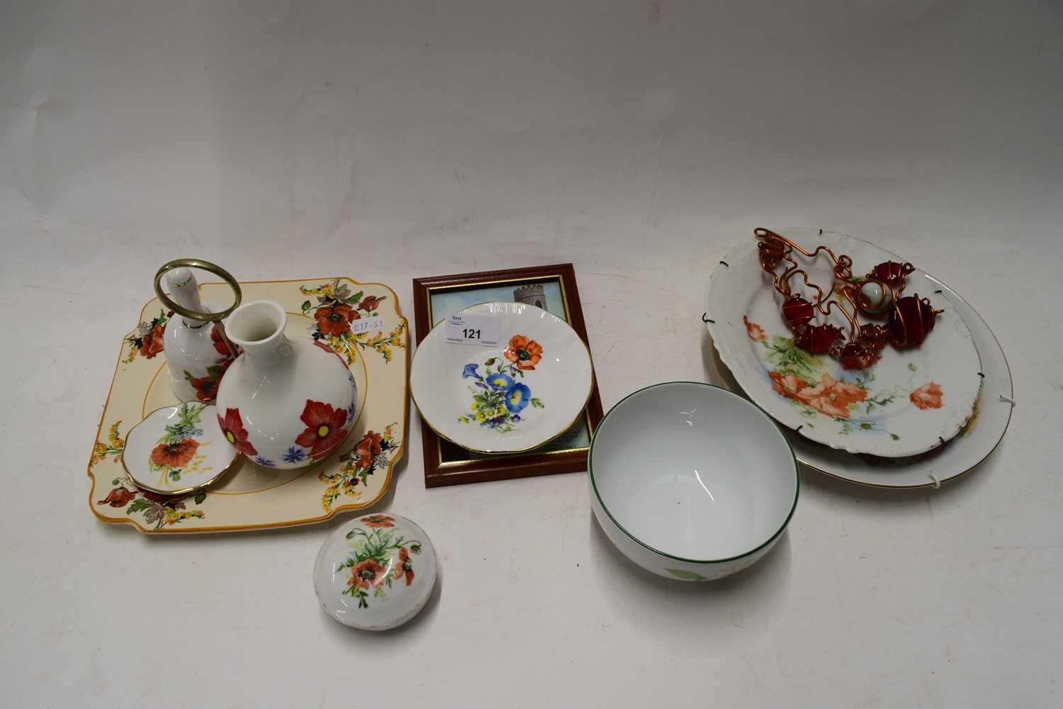 MIXED LOT CAKE STAND, VARIOUS CERAMICS