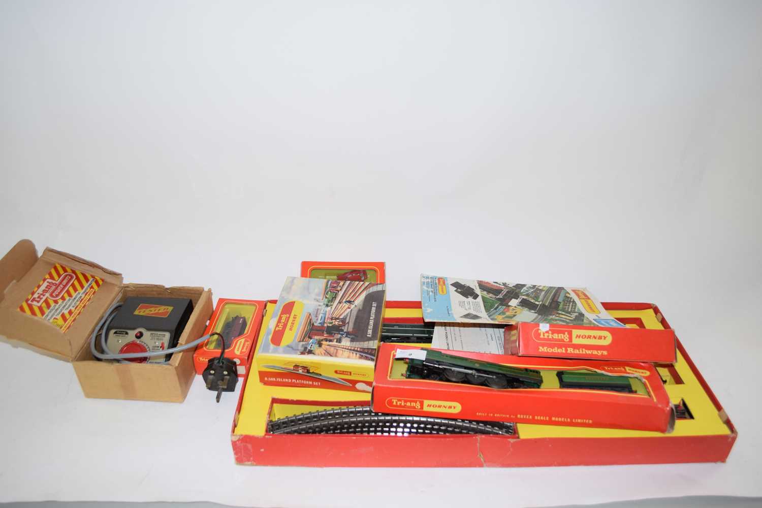 TRI-ANG HORNBY 00 GAUGE MODEL RAILWAY ITEMS TO INCLUDE FREIGHTMASTER SET, PLUS VARIOUS ROLLING