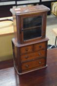 AN APPRENTICE STYLE COMBINATION FOUR DRAWER CHEST AND DISPLAY CABINET, 51CM HIGH