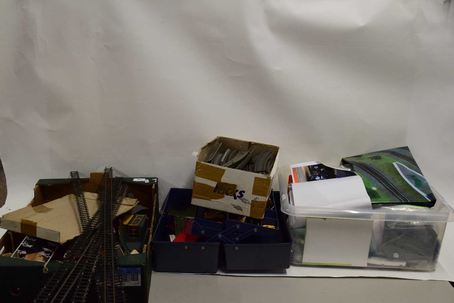 BOX OF MODEL RAILWAY TRACK AND BUILDINGS - Image 4 of 4