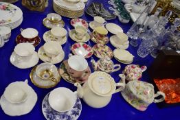 MIXED LOT VARIOUS TEA POTS AND CUPS AND SAUCERS TO INCLUDE ROYAL ALBERT 'RUBY LACE'