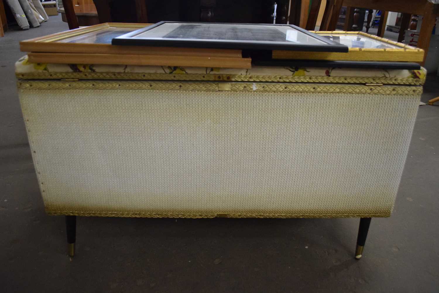 RETRO LLOYD LOOM STYLE BLANKET BOX WITH FLORAL TOP