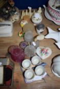 MIXED ITEMS TO INCLUDE SCENT BOTTLES, EGG CUPS, TOAST RACK ETC