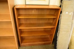 MID-CENTURY LIGHT MAHOGANY BOOKCASE CABINET WITH SLIDING GLASS DOORS, 91CM WIDE