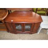 MODERN MAHOGANY VENEERED CORNER TV CABINET, 94CM WIDE